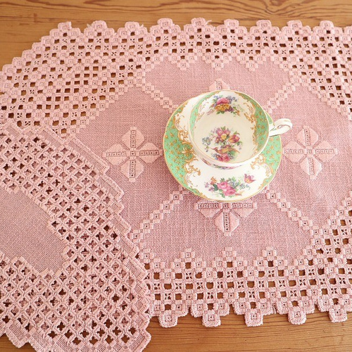 ドイツの手仕事/ペールローズ色の生地にハーダンガー手刺繍 テーブル
