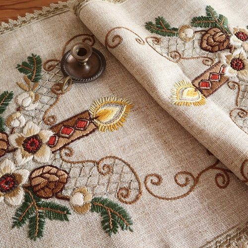 ドイツの手仕事☆クリスマスローズや松ぼっくりが飾られた華やかな