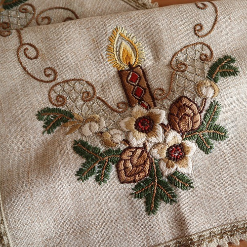 ドイツの手仕事☆クリスマスローズや松ぼっくりが飾られた華やかな