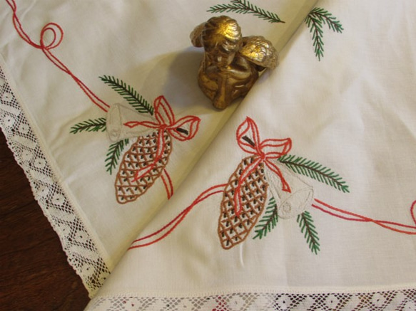 ドイツの手仕事★クリスマス★柊とベルの手刺繍入りテーブルクロス 2枚目の画像