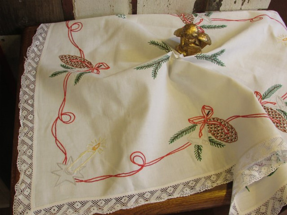 ドイツの手仕事★クリスマス★柊とベルの手刺繍入りテーブルクロス 4枚目の画像