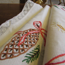 ドイツの手仕事★クリスマス★柊とベルの手刺繍入りテーブルクロス 8枚目の画像