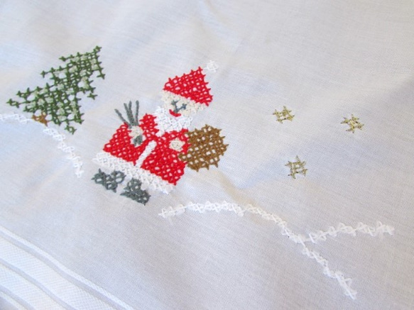 ドイツの手仕事★クリスマス★サンタさんのクロスステッチ刺繍テーブルクロス 1枚目の画像