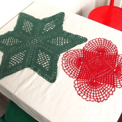 ドイツの手仕事★クリスマス★星形のドイリーと赤い編み込のドイリー2枚セット 1枚目の画像