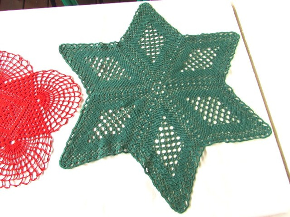 ドイツの手仕事★クリスマス★星形のドイリーと赤い編み込のドイリー2枚セット 3枚目の画像