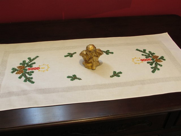 ドイツの手仕事★クリスマス★キャンドルとモミの木の手刺繍/テーブルランナー 2枚目の画像