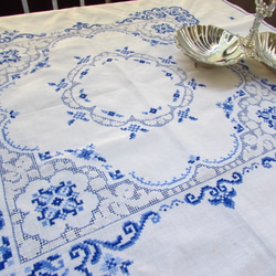 ドイツの手仕事/青の刺繍糸クロスステッチxヘムステッチ・テーブル