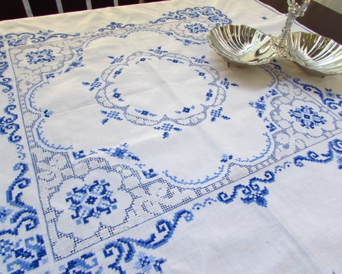 ドイツの手仕事/青の刺繍糸クロスステッチxヘムステッチ・テーブル