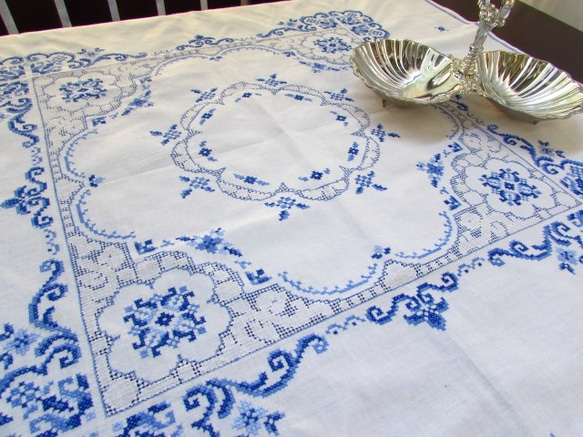 ドイツの手仕事/青の刺繍糸クロスステッチxヘムステッチ・テーブル
