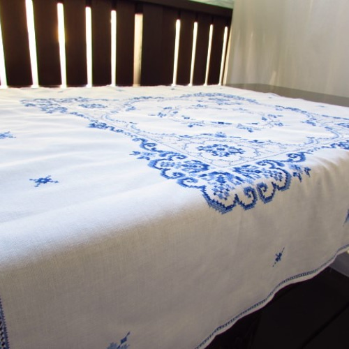 ドイツの手仕事/青の刺繍糸クロスステッチxヘムステッチ・テーブル