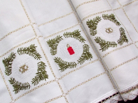 ドイツのクリスマス★金糸格子とクロスステッチで刺繍のクロス 2枚目の画像