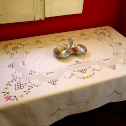 ドイツの手仕事/お花のクロスステッチ刺繍と繊細ドロンワークの大判クロス 5枚目の画像