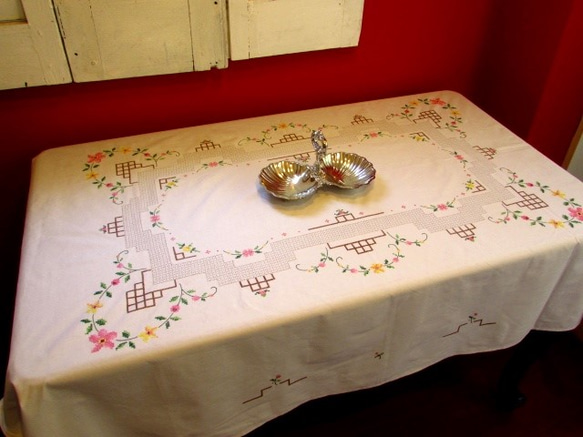 ドイツの手仕事/お花のクロスステッチ刺繍と繊細ドロンワークの大判クロス 5枚目の画像