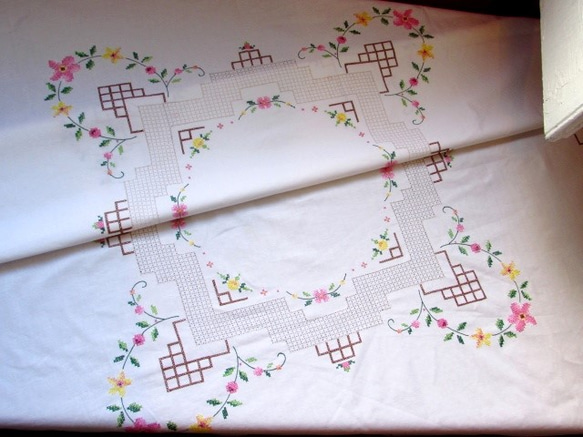 ドイツの手仕事/お花のクロスステッチ刺繍と繊細ドロンワークの大判クロス 6枚目の画像
