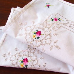 ドイツの手仕事/生成り色コットン生地に小花クロスステッチ刺繍