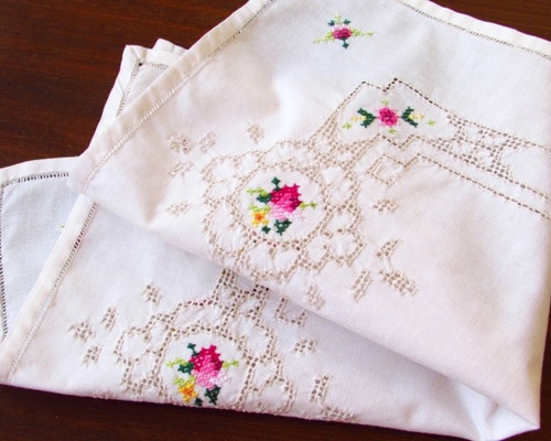 新品本物 ドイツの手仕事/生成り色コットン生地に小花クロスステッチ刺繍 配膳用品・キッチンファブリック