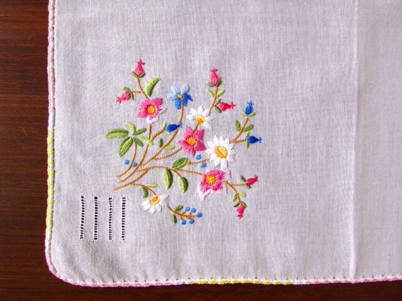 アンティークフランス 花びらチュールの西洋菊 スカラップ白糸刺繍