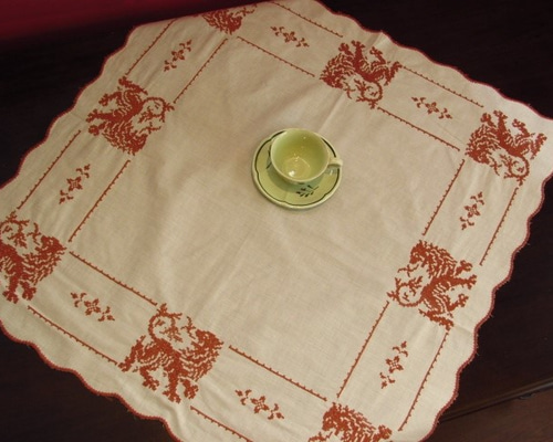 ドイツの手仕事/レンガ色のライオン クロスステッチ手刺繍入りテーブル