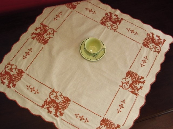 ドイツの手仕事/レンガ色のライオン クロスステッチ手刺繍入りテーブル