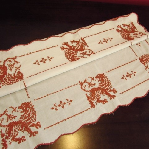 ドイツの手仕事/レンガ色のライオン クロスステッチ手刺繍入りテーブル