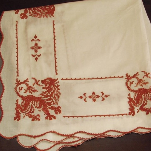 ドイツの手仕事/レンガ色のライオン クロスステッチ手刺繍入りテーブル