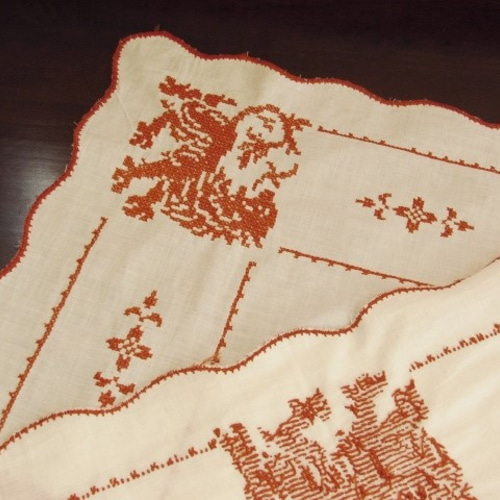 ドイツの手仕事/レンガ色のライオン クロスステッチ手刺繍入りテーブル