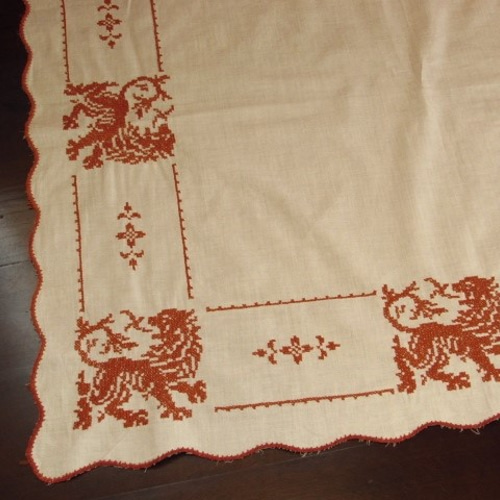 ドイツの手仕事/レンガ色のライオン クロスステッチ手刺繍入りテーブル