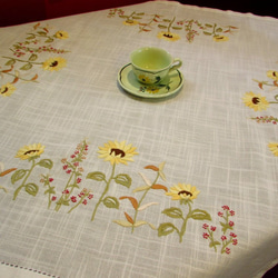 ドイツの手仕事/向日葵と小花の手刺繍入りテーブルクロス 1枚目の画像