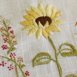 ドイツの手仕事/向日葵と小花の手刺繍入りテーブルクロス 2枚目の画像