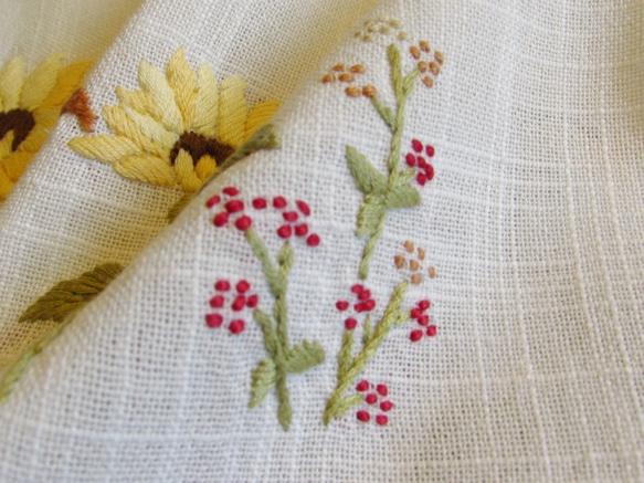 ドイツの手仕事/向日葵と小花の手刺繍入りテーブルクロス 3枚目の画像