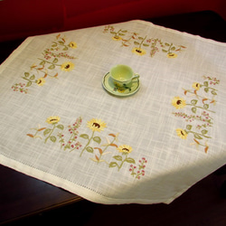 ドイツの手仕事/向日葵と小花の手刺繍入りテーブルクロス 5枚目の画像