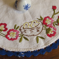 フランスの手仕事/母鳥と小鳥とピンクのお花の手刺繍入り円形ドイリー 5枚目の画像