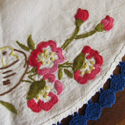 フランスの手仕事/母鳥と小鳥とピンクのお花の手刺繍入り円形ドイリー 6枚目の画像