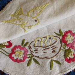 フランスの手仕事/母鳥と小鳥とピンクのお花の手刺繍入り円形ドイリー 8枚目の画像