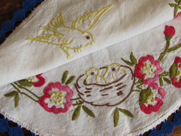 フランスの手仕事/母鳥と小鳥とピンクのお花の手刺繍入り円形ドイリー 8枚目の画像