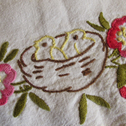 フランスの手仕事/母鳥と小鳥とピンクのお花の手刺繍入り円形ドイリー 9枚目の画像