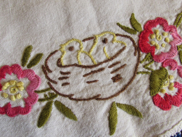 フランスの手仕事/母鳥と小鳥とピンクのお花の手刺繍入り円形ドイリー 9枚目の画像