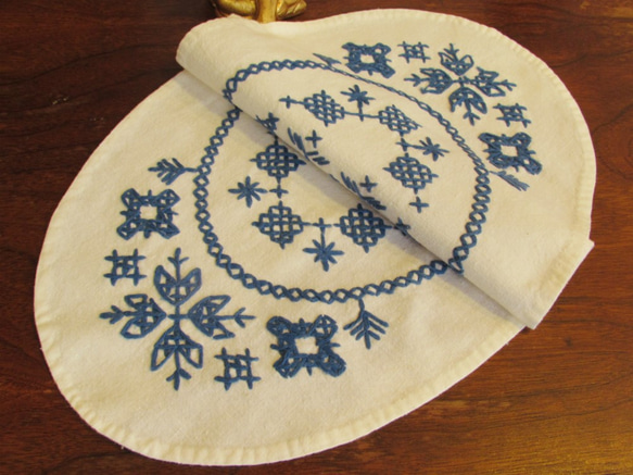 ドイツの手仕事/青糸刺繍のフォークロアなオーバル型テーブルマット 1枚目の画像
