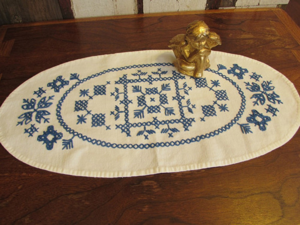 ドイツの手仕事/青糸刺繍のフォークロアなオーバル型テーブルマット 6枚目の画像
