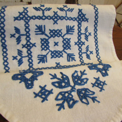 ドイツの手仕事/青糸刺繍のフォークロアなオーバル型テーブルマット 7枚目の画像
