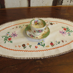 ドイツの手仕事/カラフルなお花の手刺繍入りオーバル型テーブルマット 1枚目の画像
