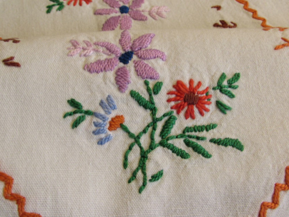 ドイツの手仕事/カラフルなお花の手刺繍入りオーバル型テーブルマット 2枚目の画像