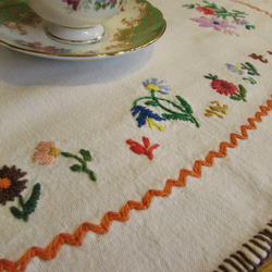 ドイツの手仕事/カラフルなお花の手刺繍入りオーバル型テーブルマット 3枚目の画像