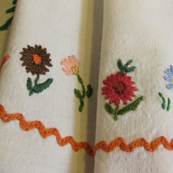 ドイツの手仕事/カラフルなお花の手刺繍入りオーバル型テーブルマット 4枚目の画像
