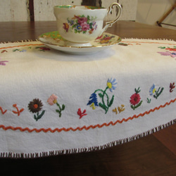 ドイツの手仕事/カラフルなお花の手刺繍入りオーバル型テーブルマット 5枚目の画像