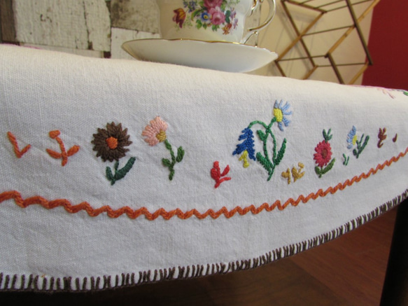 ドイツの手仕事/カラフルなお花の手刺繍入りオーバル型テーブルマット 7枚目の画像
