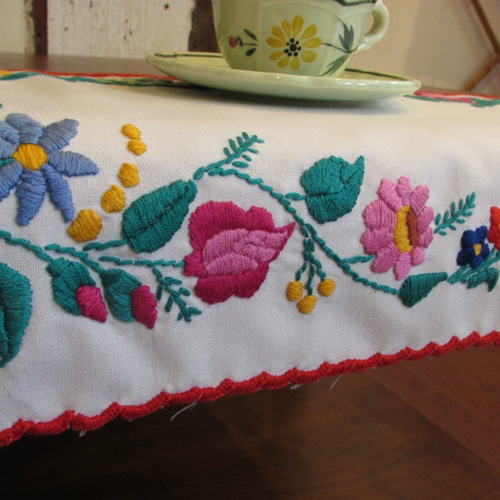 ハンガリーの手仕事/カロチャ刺繍のテーブルセンター はぎれ