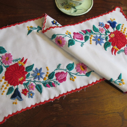 ハンガリーの手仕事/カロチャ刺繍のテーブルセンター はぎれ クリマ