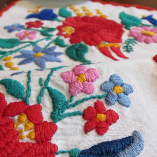 再お値下げ☆カロチャ刺繍☆テーブル敷き ハンガリーの手仕事/カロチャ刺繍のテーブルセンター はぎれ