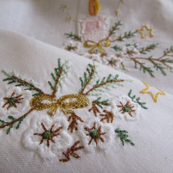 ドイツのクリスマス★キラキラキャンドルとモミの木の刺繍テーブルクロス 2枚目の画像